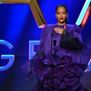 Rihanna az első, aki be merte vállalni a furcsa Balenciaga lábbelit
