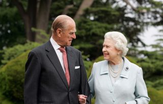 II. Erzsébet és Fülöp herceg új portréval ünnepelt