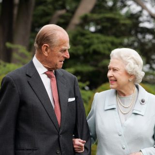 II. Erzsébet és Fülöp herceg új portréval ünnepelt