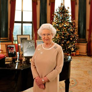 A királynő idén nem akar lemondani a családi karácsonyról