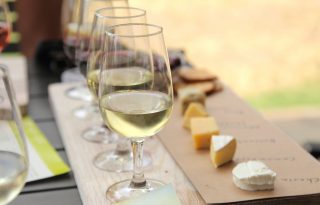 Vissza az alapokhoz: kísérletezzünk kemény sajt és magyar bor párosításokkal!