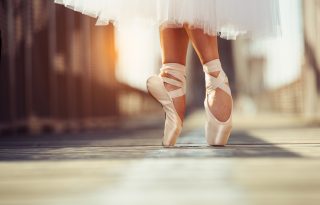 Pofonegyszerű gyakorlatokkal edzik lábukat a balerinák