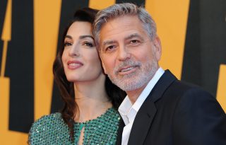George Clooney jól bánik a tűvel és cérnával