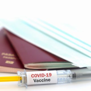 Koronavírus-igazolvány: mi szól a vakcinaútlevél mellett és ellen?
