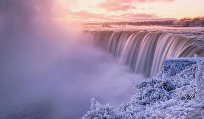 Lenyűgöző látvány a befagyott Niagara-vízesés