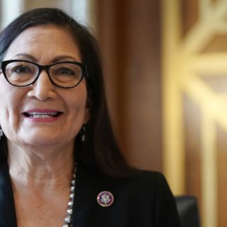 Újabb női győzelem: megválasztották az USA első indián származású belügyminiszterét