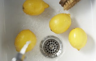Kifacsart citrom héjából csinálhatunk otthon univerzális tisztítószert