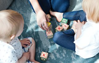 Így kösd le a gyereked otthon szorongáscsökkentő játékokkal