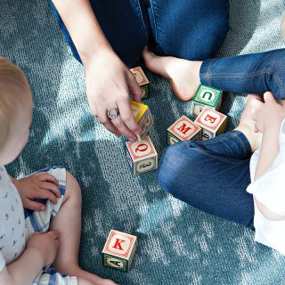 Így kösd le a gyereked otthon szorongáscsökkentő játékokkal