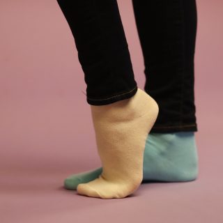 Hatvan ismert ember húz felemás zoknit a Down-szindróma világnapján