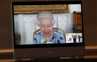 II. Erzsébet mosolyogva tért vissza a királyi kötelezettségeihez