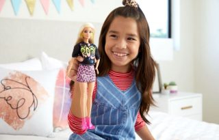 Újrafelhasználható dobozban jönnek a legújabb Barbie Fashionista babák