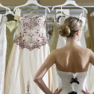 Buktatók helyett! 12 nélkülözhetetlen tanács, ha online veszed meg az esküvői ruhádat!