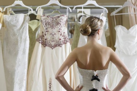 Hogyan válasszunk online esküvői ruhát?