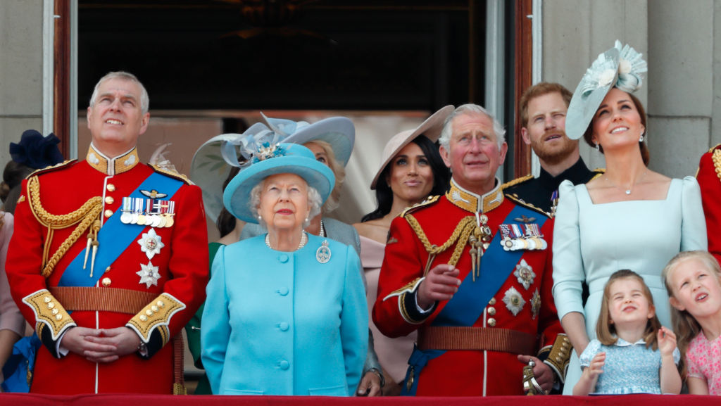Az angol királyi család tagjai, Kate és Charlotte összeöltözött