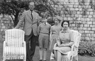 Magány és fegyelem – Ilyen volt Károly herceg gyerekkora a királynő elsőszülöttjeként