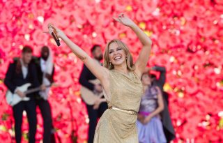 Harcolt a rákkal, túl van több szakításon, de ragyog és boldog az 53 éves Kylie Minogue