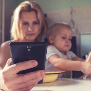 Hogyan válasszuk le a gyereket (és magunkat) a képernyőről?