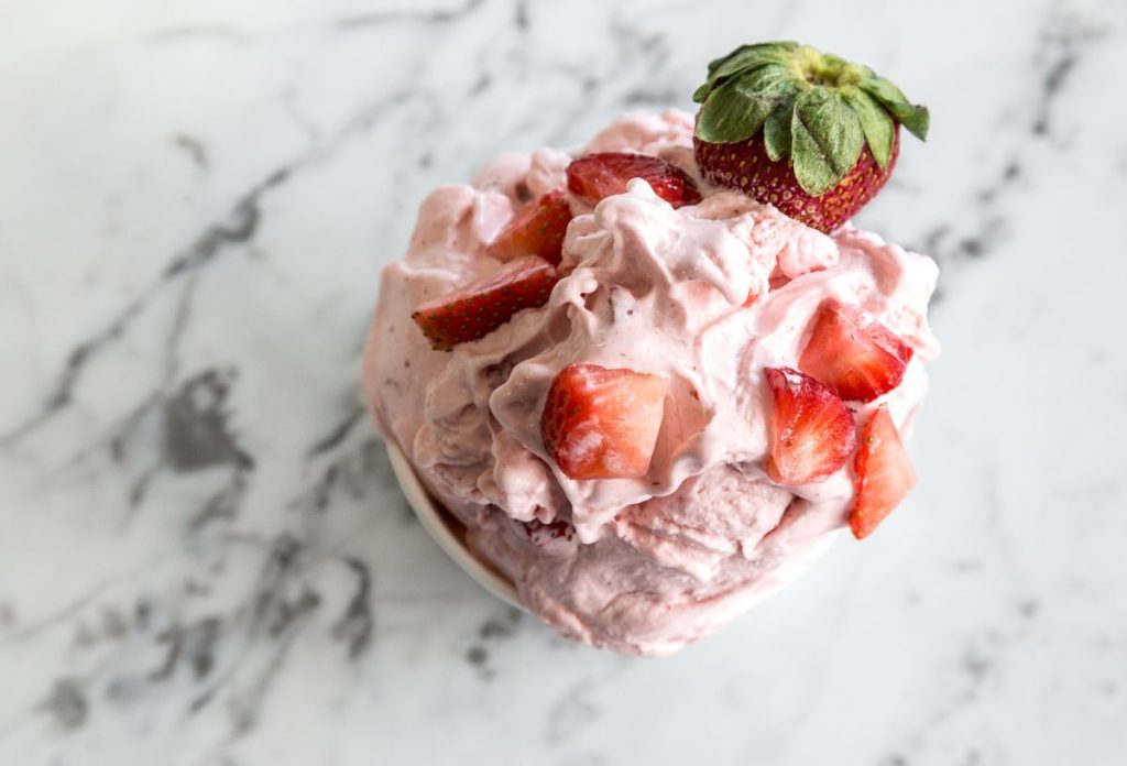 Krémes eper-banán fagyit készíthetünk otthon fagyigép nélkül is