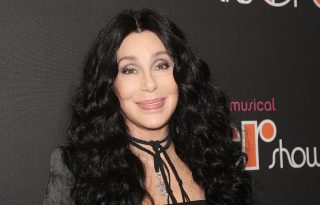 Cher egyszerre két ikonikus parókával debütált a TikTokon