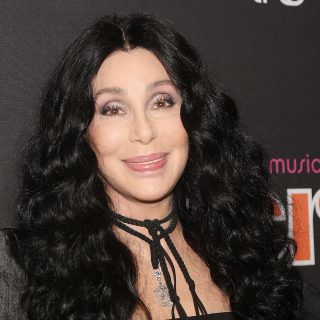 Cher egyszerre két ikonikus parókával debütált a TikTokon