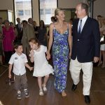 Charléne monacói hercegné családjával, Roberto Cavalli ruhában