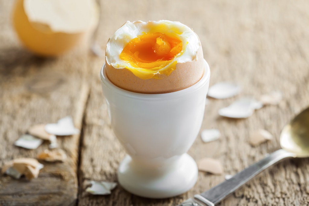 Így hámozd meg pikk-pakk a főtt tojást