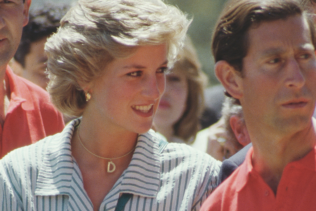 Diana hercegnő D betűs medállal díszített nyaklánccal