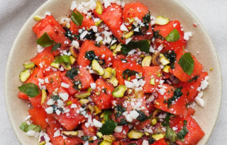 Az augusztus íze: kecskesajtos-görögdinnyés saláta