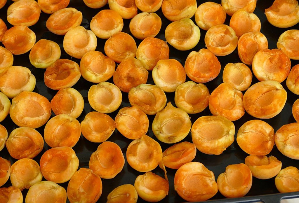 A kimagozott barackot helyezzük el sütőlapon