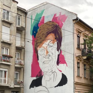 Ötemeletes festménnyel tiszteleg Karikó Katalin előtt a Brain Bar