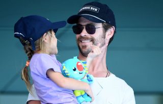 Chris Hemsworth ultracuki apuka, ahogy a lányát védi