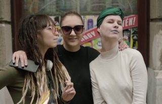 Sminkkel fedi el zűrös múltját a három magyar lány