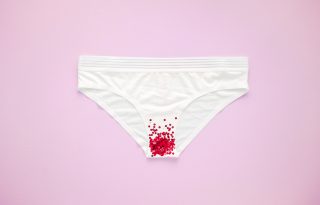 Tényleg jó ötlet menstruációs vért kenegetni az arcunkra?