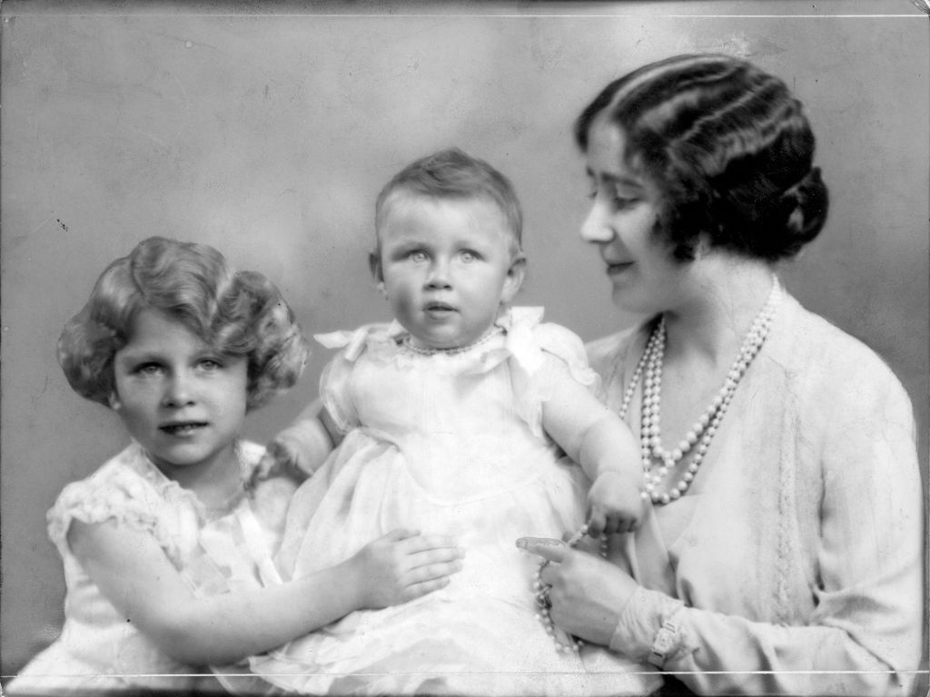 II. Erzsébet királynő és Margit hercegnő (középen) kislányként