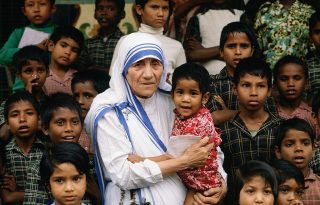 Ma lenne 111 éves Teréz anya, aki jótetteivel örökre beírta nevét az emberiség történelmébe