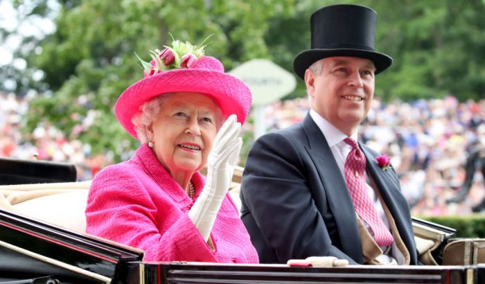 Erzsébet királynő végre levette a kezét András hercegről