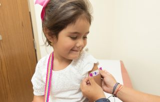 Mikor lesz koronavírus-vakcina a kisebb gyerekeknek? És miért ilyen lassú?
