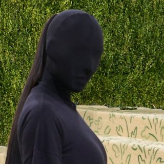Így nézett ki Kim Kardashian a fekete maszk alatt