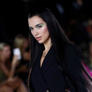 Dua Lipa modellként debütált a Versace kifutóján