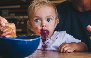 A stresszes szülők másképp etetik gyermekeiket