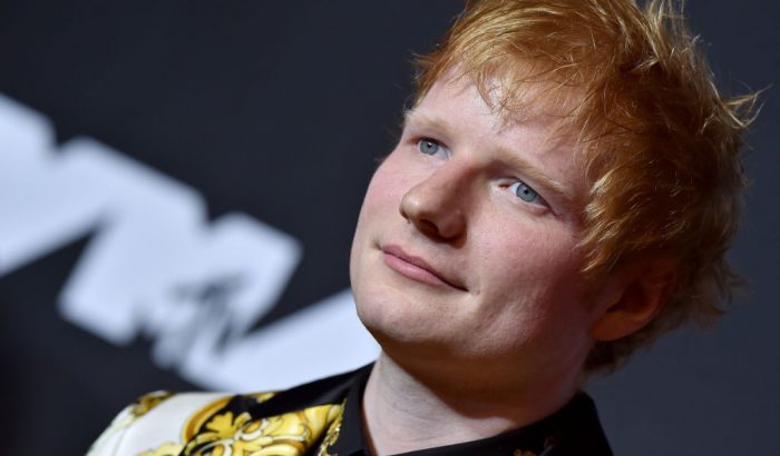 Ed Sheeran karanténba került pozitív tesztje miatt