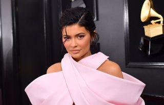 Kylie Jenner saját márkás fürdőruhái nemcsak drágák, de botrányosan rossz minőségűek is