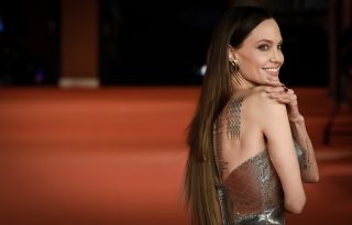 Angelina Jolie félresikerült póthaján csodálkozik a fél világ