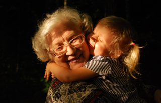 A nagymamák jobban szeretik az unokájukat, mint a saját gyereküket