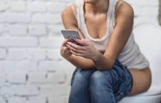 Szex után és a vécén: tényleg képtelenek vagyunk letenni a telefonunkat?