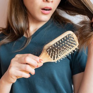 Meglepő okok, amiktől hullhat a hajad