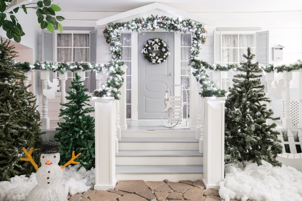 Karácsonyi dekoráció az ajtón