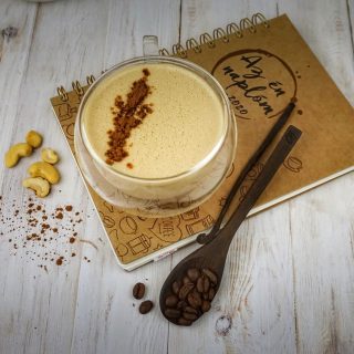 Vegán mogyorós-karamellás latte