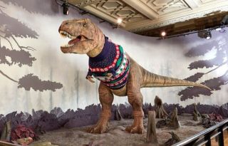 Karácsonyi pulóvert kapott a múzeumi dinoszaurusz